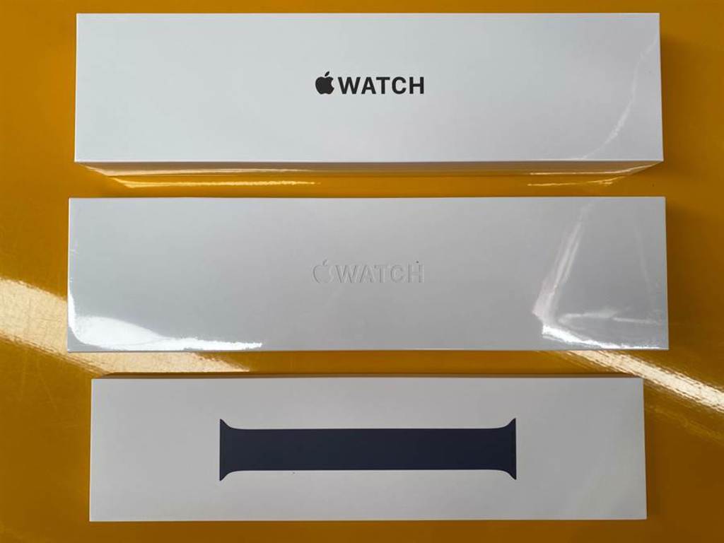 Apple Watch SE（上）與Apple Watch Series 6包裝盒以及單圈錶環。（黃慧雯攝）
