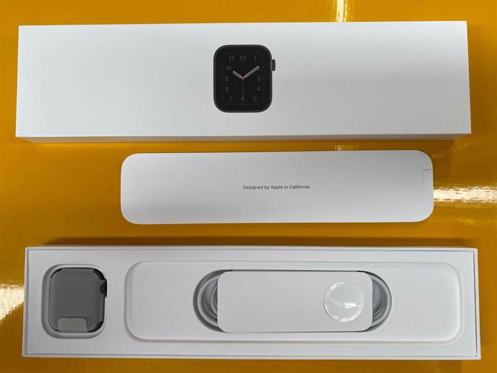 Apple Watch SE開箱，並未附上充電器，但有充電線。（黃慧雯攝）
