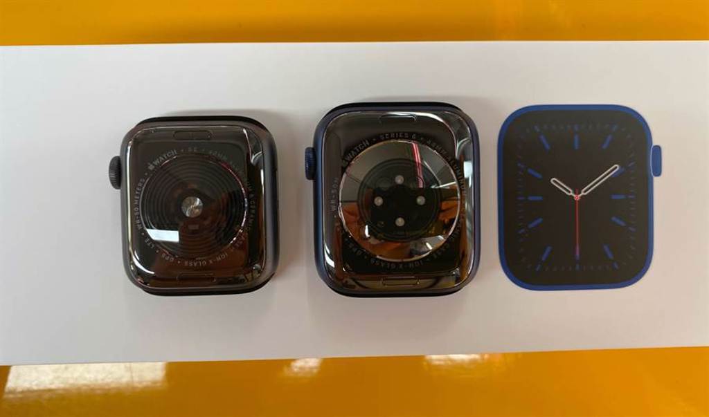 Apple Watch SE（上）與Apple Watch Series 6背面感測器是外觀上最大的不同。（黃慧雯攝）
