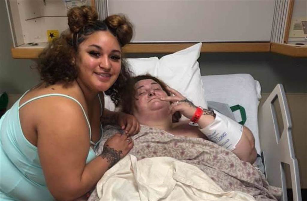 《沉重人生》女星柯莉薩逝世，女兒生前曾公開她的病床照，為母親加油打氣。(取自臉書)