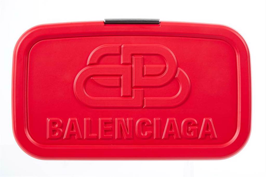微風獨家BALENCIAGA LUNCH BOX紅色午餐盒硬殼手拿包，3萬9500元。（微風提供）
