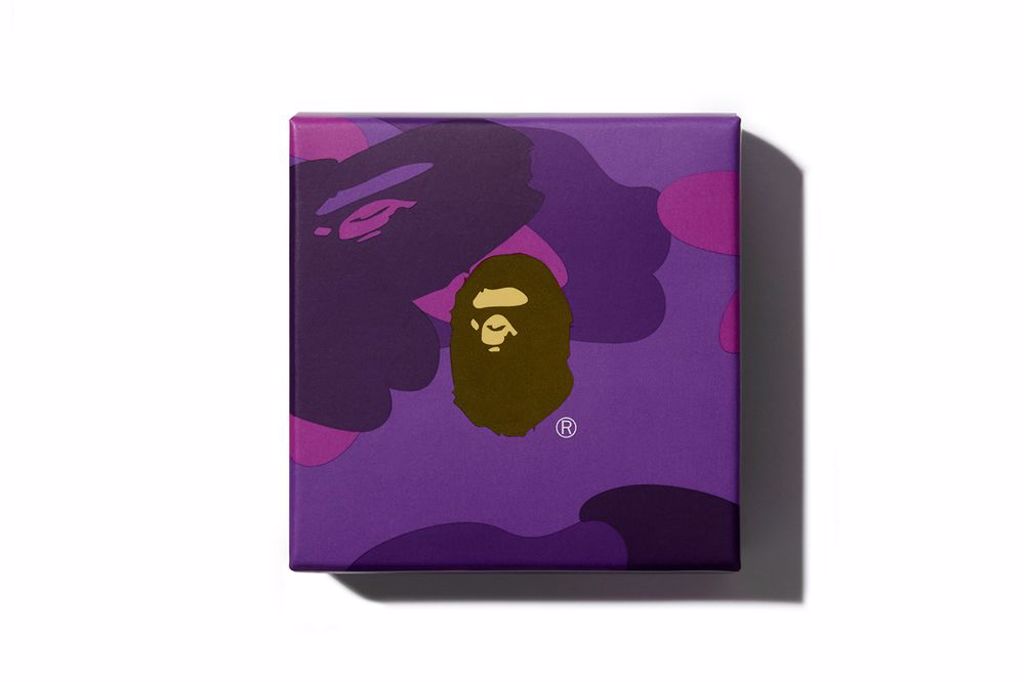 外部鐵盒以紫色迷彩為主軸，並置有招牌猿人頭 LOGO（圖 / A BATHING APE®）