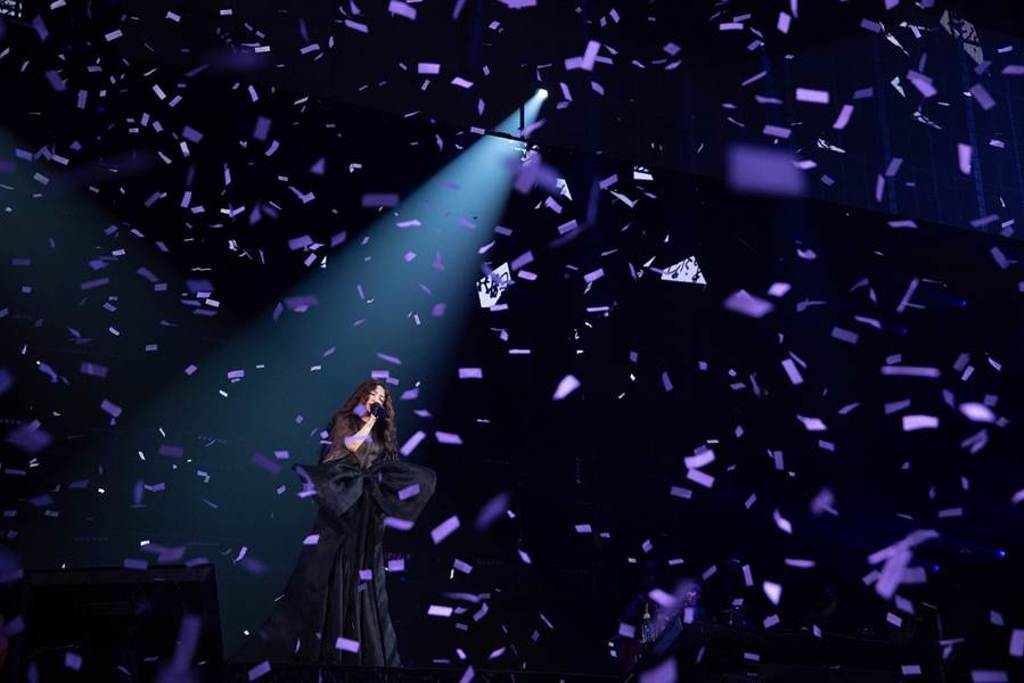 田馥甄演唱〈諷刺的情書〉時，從天空落下的紙條，是她親手寫下的歌詞複印而成。（何樂音樂提供）