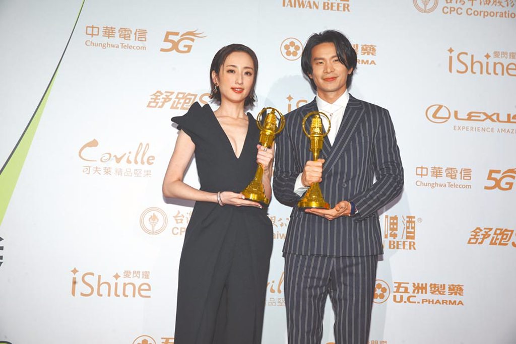 第55屆金鐘獎頒獎典禮昨登場，姚淳耀（右）以《鏡子森林》拿下戲劇節目男主角獎，柯佳嬿（左）以《想見你》勇奪戲劇節目女主角獎。（影視攝影組攝）