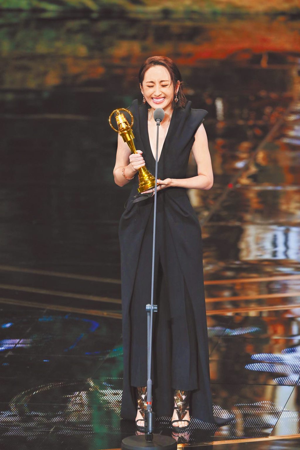 柯佳嬿以《想見你》傑出表現二度獲得金鐘獎戲劇節目女主角獎。