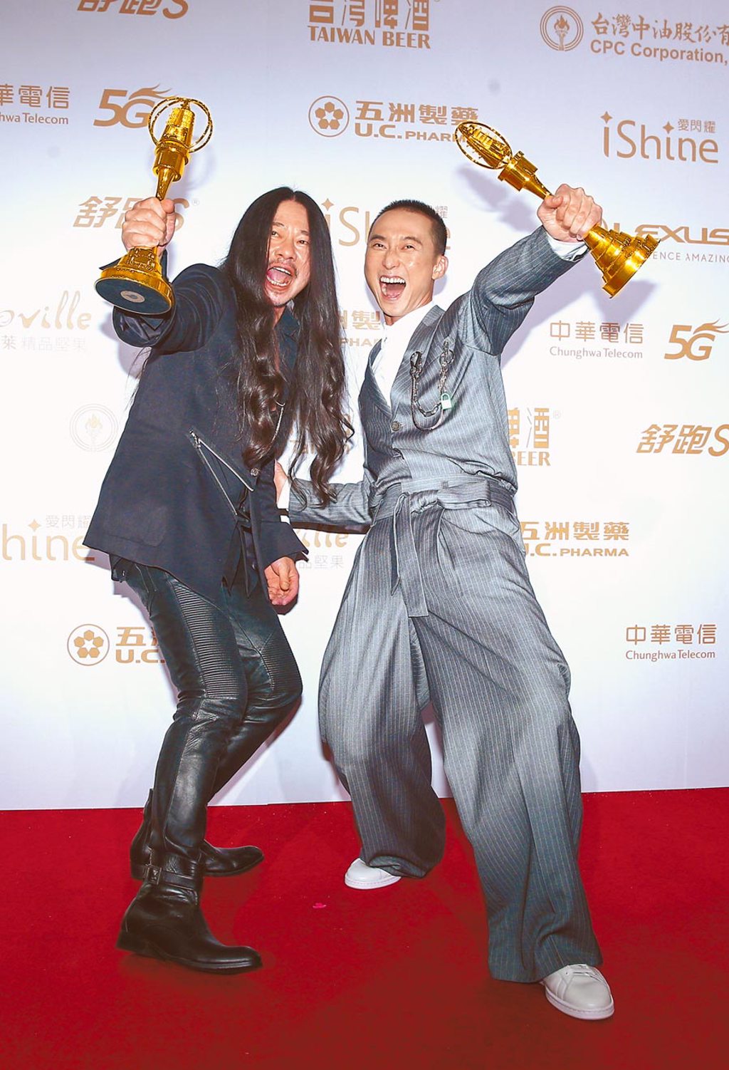 浩子（右）、乱彈阿翔以《台灣金頌》節目拿到金鐘綜藝主持人獎。
