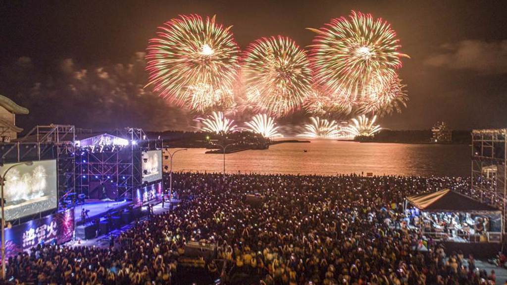 國慶焰火暖身在台南將軍漁港，這場15分鐘的高空花火秀，吸引近5萬民眾觀看，擠爆會場及周邊道路。（台南市政府提供／莊曜聰台南傳真）