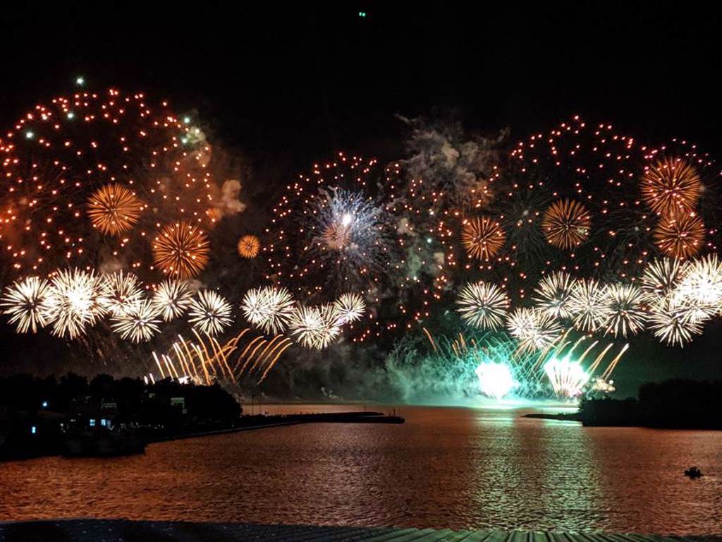 國慶焰火暖身在台南將軍漁港，這場15分鐘的高空花火秀，吸引近5萬民眾觀看，擠爆會場及周邊道路。（莊曜聰攝）
