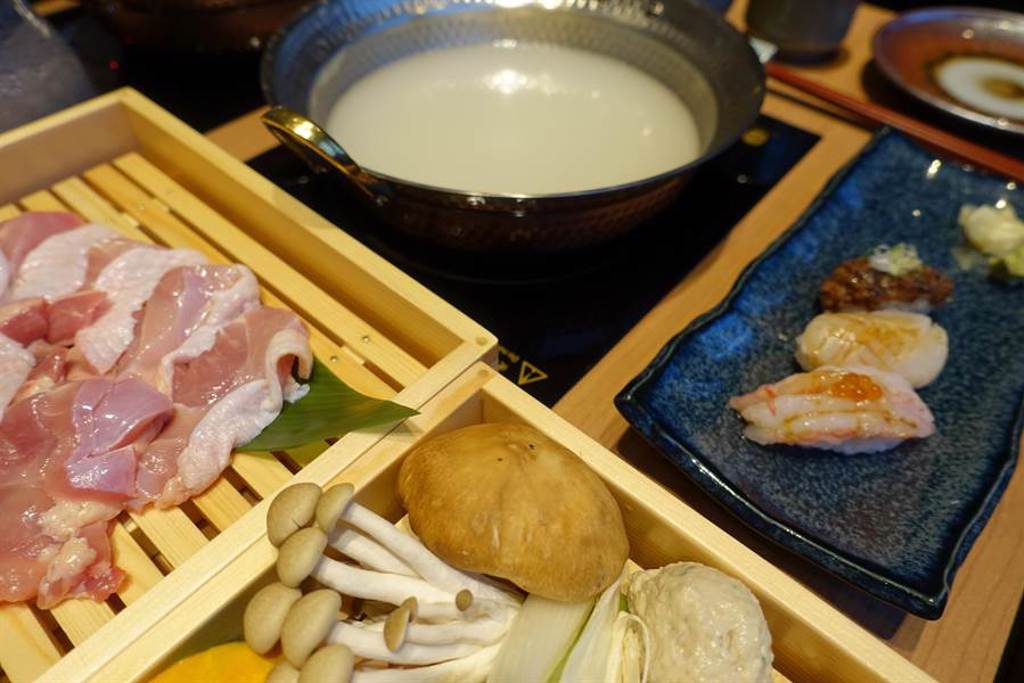「水炊鍋」源於日本福岡博多，湯頭富含膠質、呈乳白色澤。（黃采薇攝）