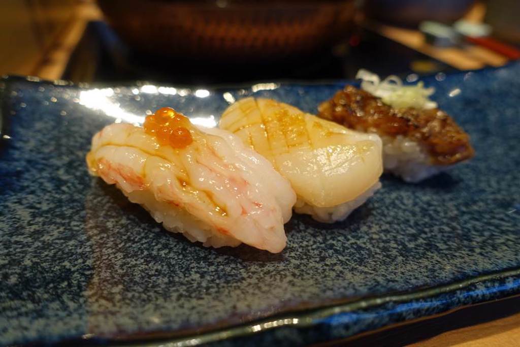 先肴「握壽司三品」獻上炙燒和牛、干貝、甜蝦3款握壽司。（黃采薇攝）