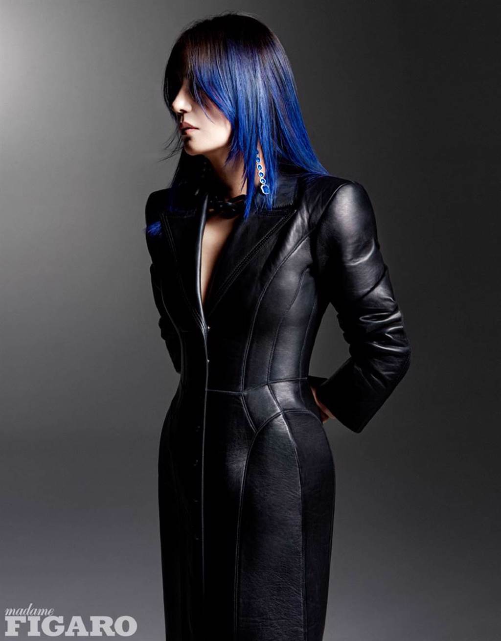 趙薇頂著一頭藍髮登上時尚雜誌MadameFigaro中文版封面。（圖／摘自微博@赵薇工作室）