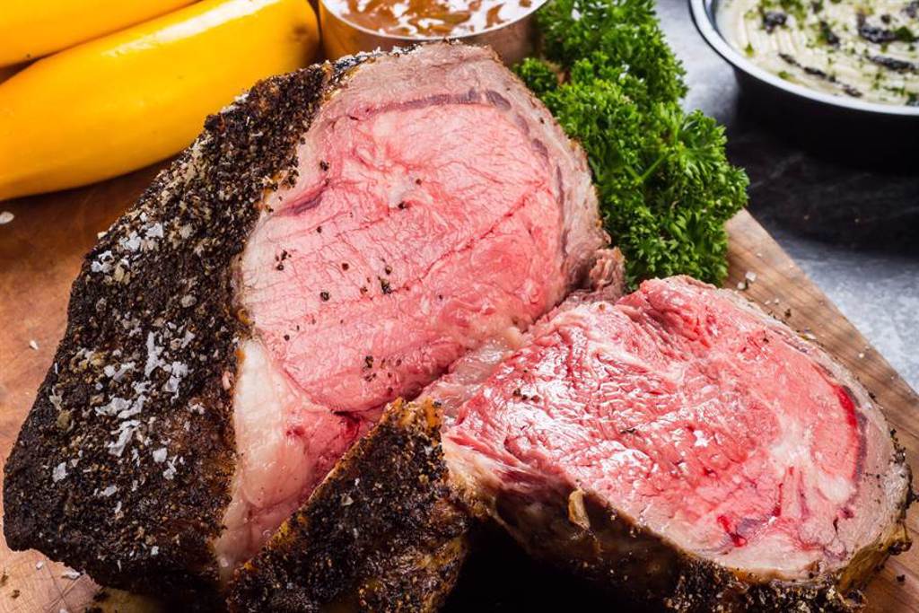 爐烤肋眼牛是晶華酒店最為暢銷的招牌美食之一。（晶華提供）