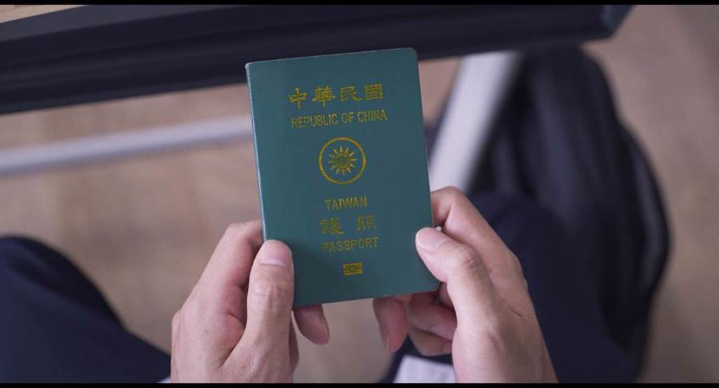 《醬狗》以一本台灣發放的「中華民國無戶籍護照」貫穿全片。（佳映娛樂提供）