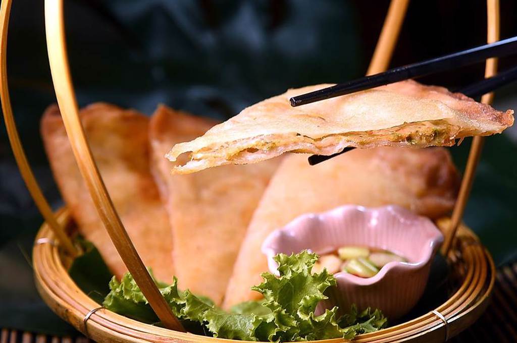 〈頌丹樂〉泰菜餐廳菜單上沒有〈月亮蝦餅〉，但有用豬絞肉與蝦漿作餡的〈薄脆蝦餅佐阿札醬〉。（圖／姚舜）