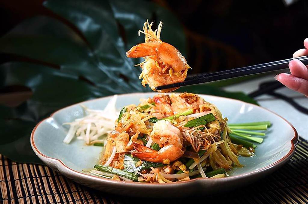 泰式〈青木瓜沙拉〉傳統都是冷食，〈頌丹樂〉泰菜餐廳的〈炒鮮蝦青木瓜沙拉〉則是一道熱食，風味與〈泰式炒粿條〉相近，但粿條被青木瓜取代。（圖／姚舜）