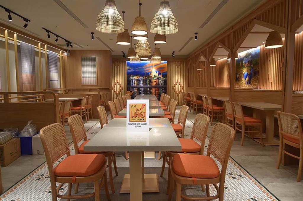 開在微風台北車站二樓的〈頌丹樂〉泰菜餐廳，裝潢與擺設標榜傳遞泰式東北伊善風情。（圖／姚舜）
