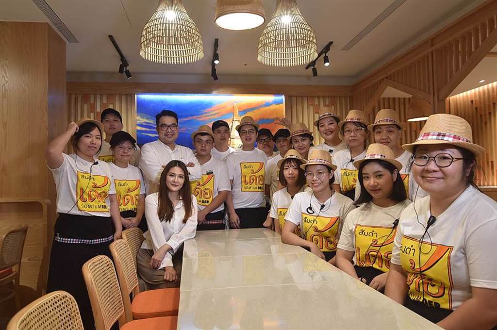 台北第一家〈頌丹樂〉泰菜餐廳的內外場服務團隊都很年輕，而且充滿了泰式熱情。（圖／姚舜）