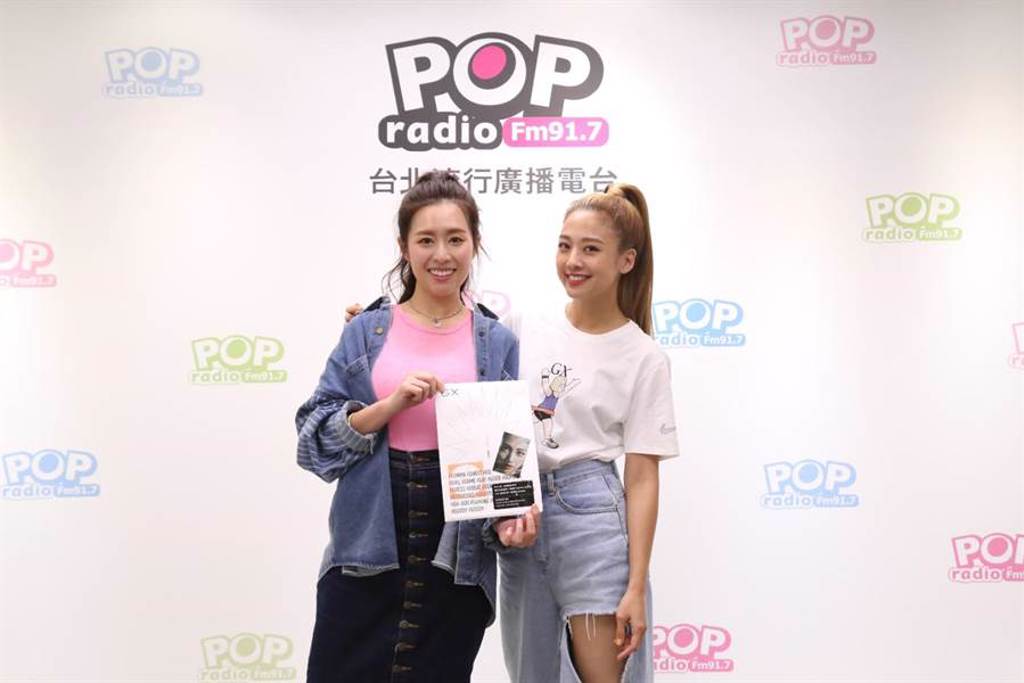 鬼鬼吳映潔(右)到POP_Radio跟主持人Emily分享首張專輯幕後故事。（POP Radio提供）