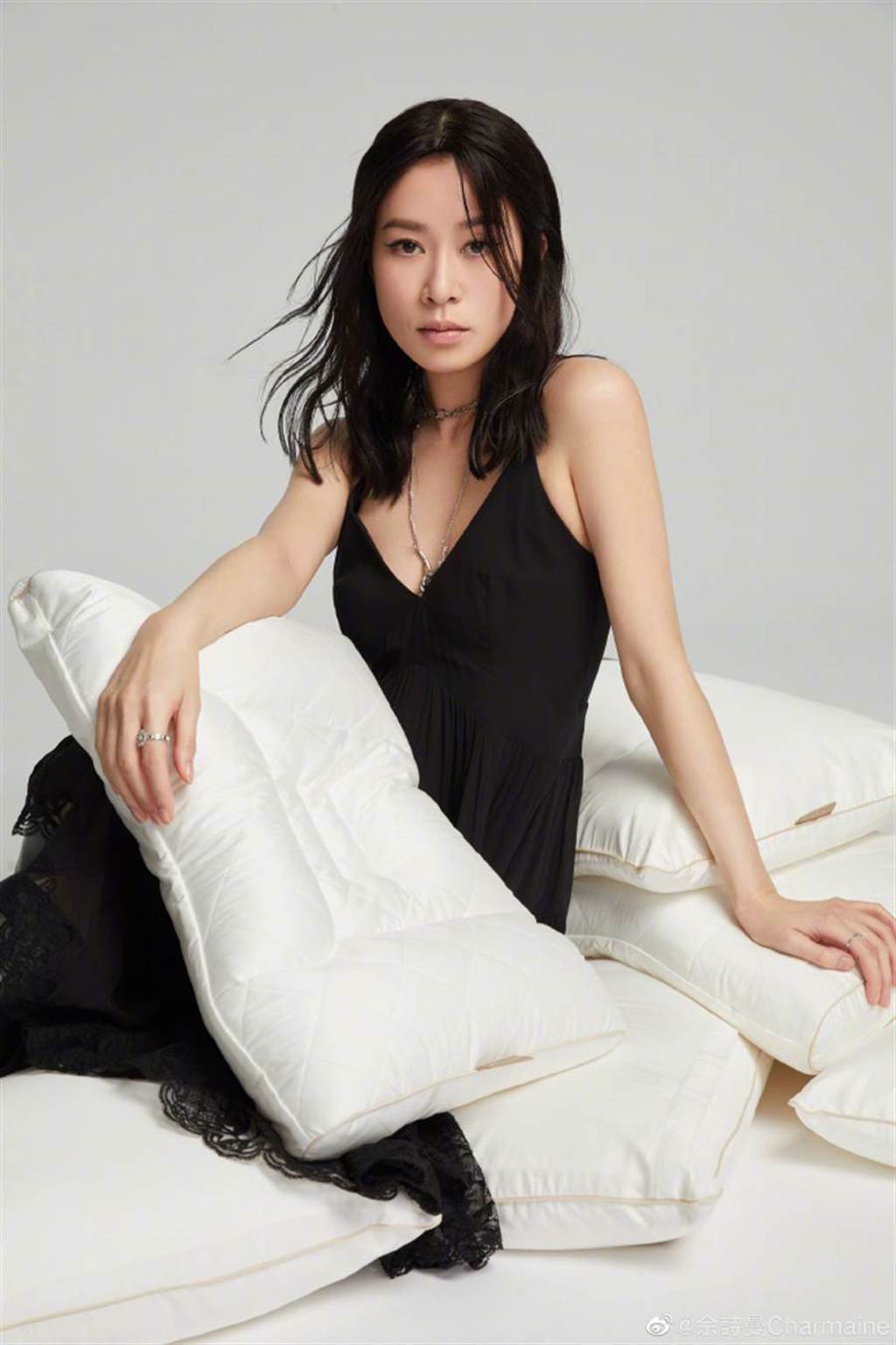 香港女星佘詩曼穿上宛如居家服的黑色細肩帶洋裝火辣出鏡。（圖／摘自微博@佘詩曼Charmaine）