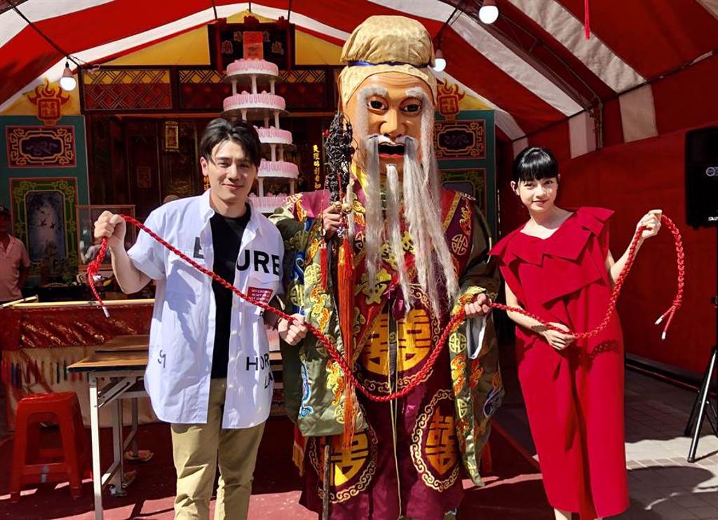 邱志宇（左）與姚愛寗今赴台北霞海城隍廟牽紅線，祈求電影大賣。（海鵬提供）