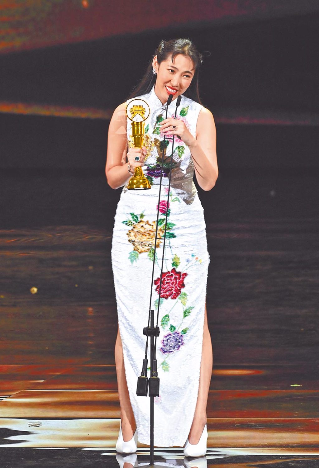 王若琳《愛的呼喚》昨獲金曲最佳國語專輯，上台感謝資深音樂人爸爸王治平。（台視提供）