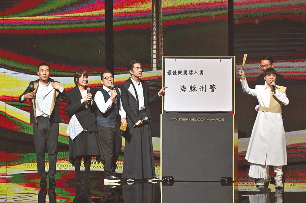 樂團「魚丁糸」昨擔任開場嘉賓，主唱青峰（右）為各組樂團逗趣測字。（台視提供）