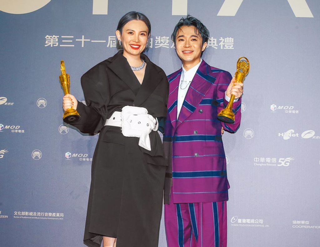第31屆金曲獎昨晚頒獎，吳青峰（右）勇奪最佳國語男歌手獎，魏如萱（左）獲得最佳國語女歌手獎。（影視攝影組攝）
