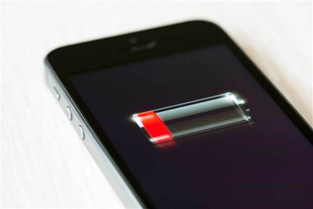 升級至 iOS 14 覺得 iPhone 變得超耗電？你可能不孤單。快來看看解決方法。(達志影像／shutterstock提供）