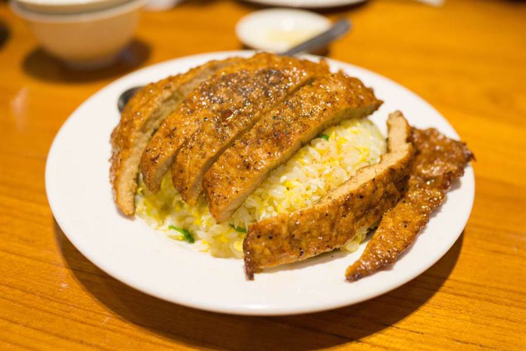 許多網友狂推，鼎泰豐最好吃的不是小籠包，而是「炒飯」，像是排骨蛋炒飯、蝦仁炒飯等。（圖／Shutterstock）
