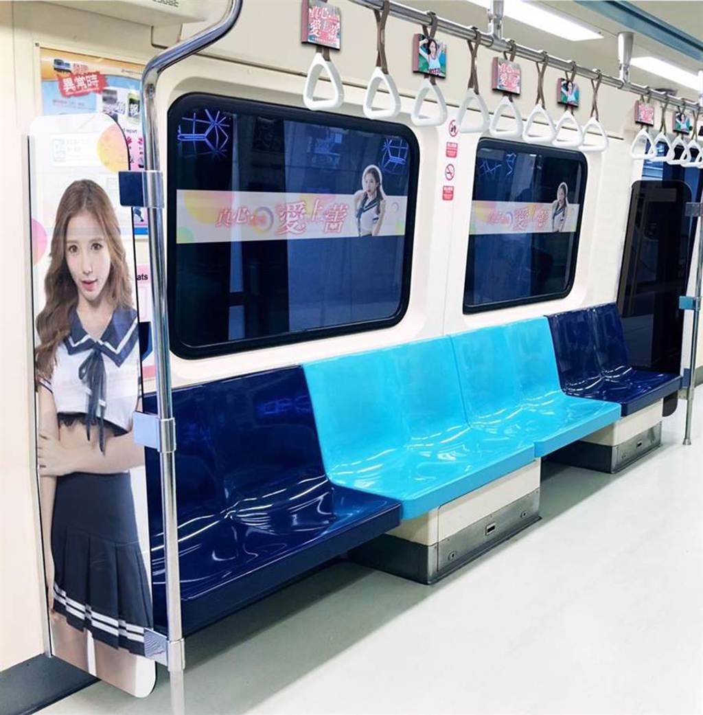 先前有香港粉絲大手筆砸錢幫她包下台北捷運車廂，打造貼滿藍星蕾照片的專車。（圖／IG@amberna_official）
