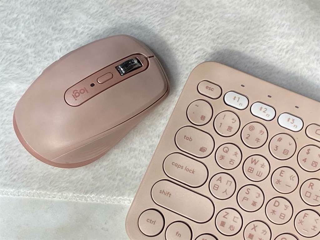 羅技推出MX Anywhere 3無線滑鼠玫瑰粉款式，其中玫瑰粉是首個納入在MX高階系列中的顏色，也支援Easy-Switch技術，可在行動裝置以及電腦間快速切換使用。（黃慧雯攝）
