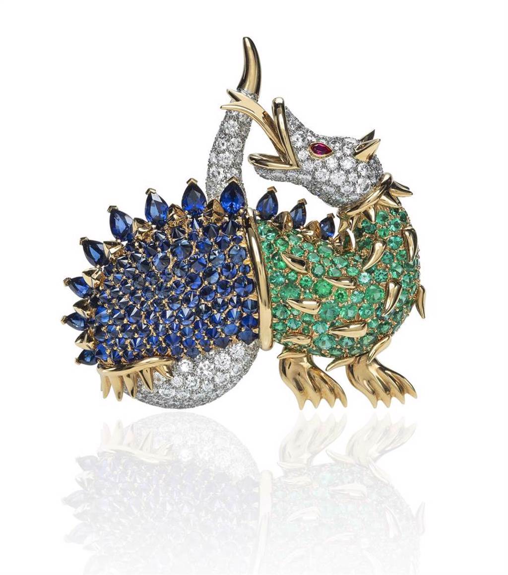 Tiffany Jean Schlumberger 噴火龍胸針，藍寶石、祖母綠、鑽石，約944萬元。（Tiffany & Co.提供）