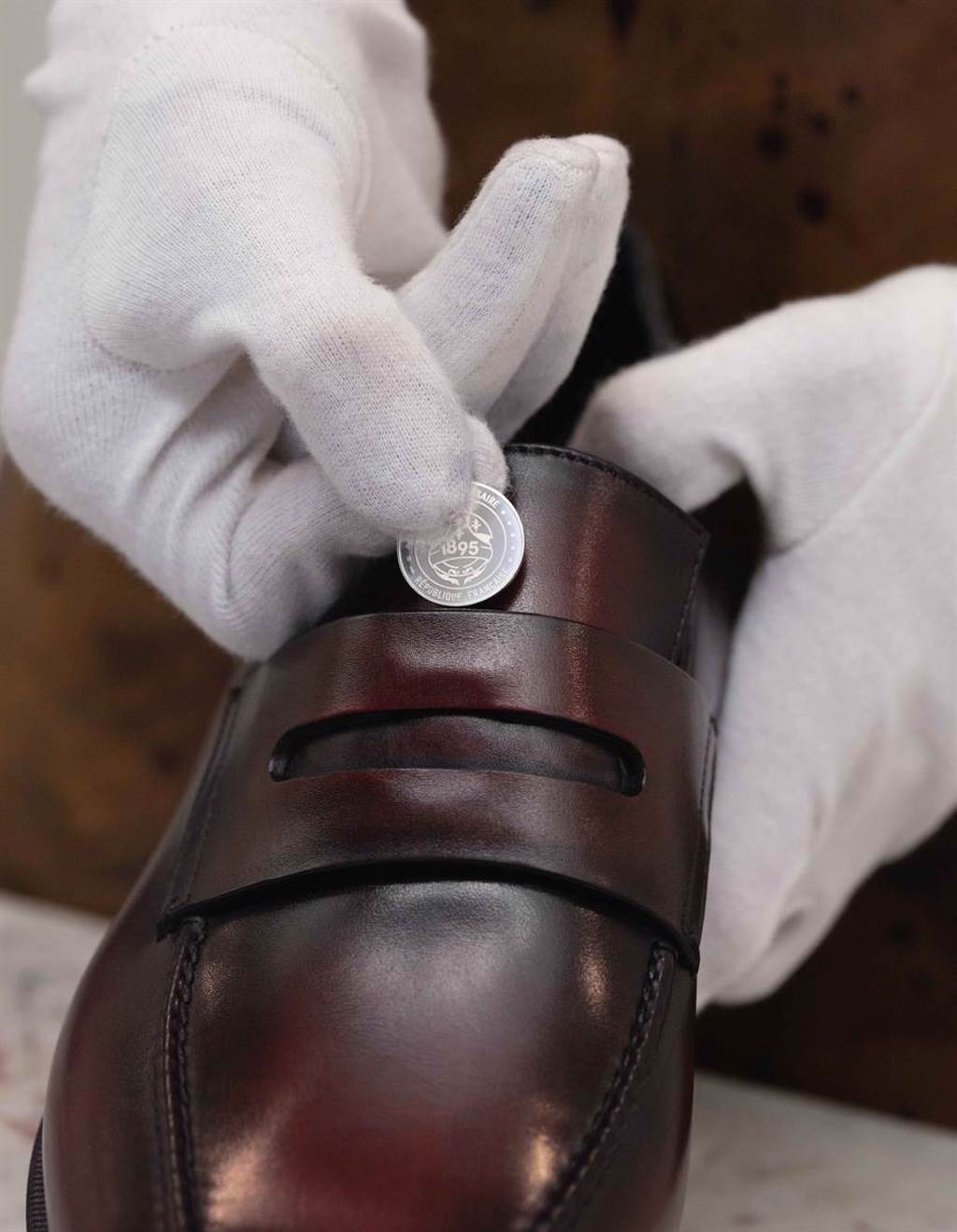 Berluti 攜手巴黎錢幣博物館慶祝品牌成立125週年_深紅色便士樂福鞋。(圖/品牌提供)