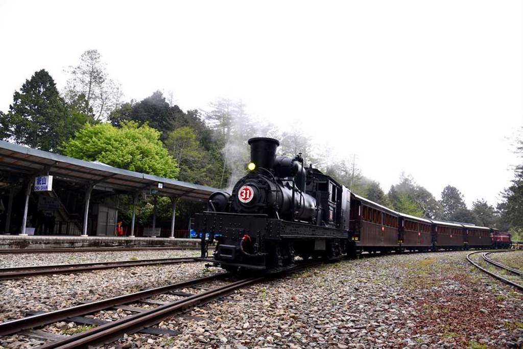 SL31蒸汽火車與祝山車站。（林鐵及文資處提供／張亦惠嘉縣傳真）