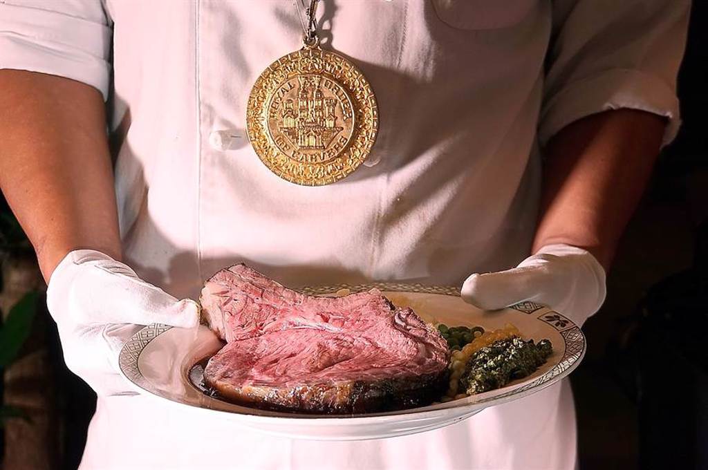 〈Lawry's勞瑞斯〉餐廳的〈經典烘烤頂級牛肋排〉，標榜是採用產量只佔全美國牛肉市場2％的頂級牛肉，並取其6-12根牛肋排(Prime Rib)低溫烤製。（圖／姚舜）