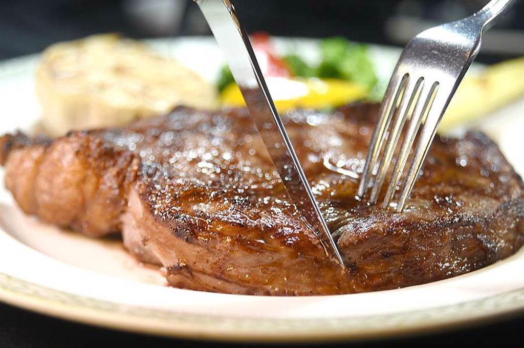 〈Lawry's勞瑞斯〉餐廳的〈肋眼牛排〉所用牛肉，是美國AURORA極光牧場飼育的純正安格斯牛，肉質非常柔嫩且多汁。（圖／姚舜）