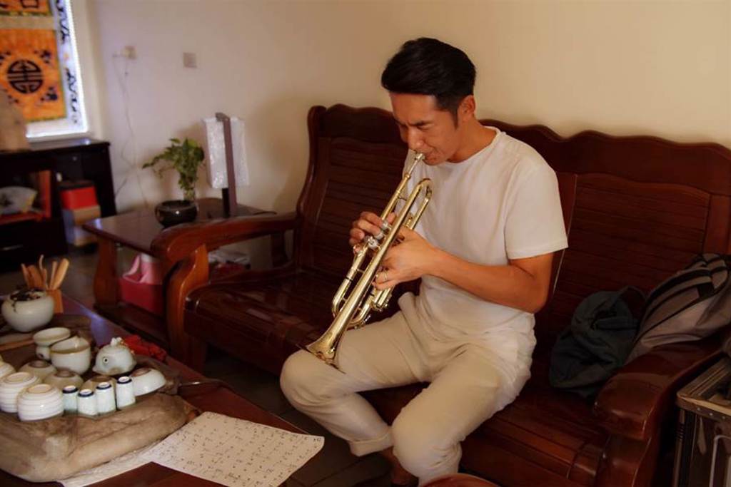 李李仁為戲苦練吹小喇叭，一有空檔就練習。（東森電視提供）