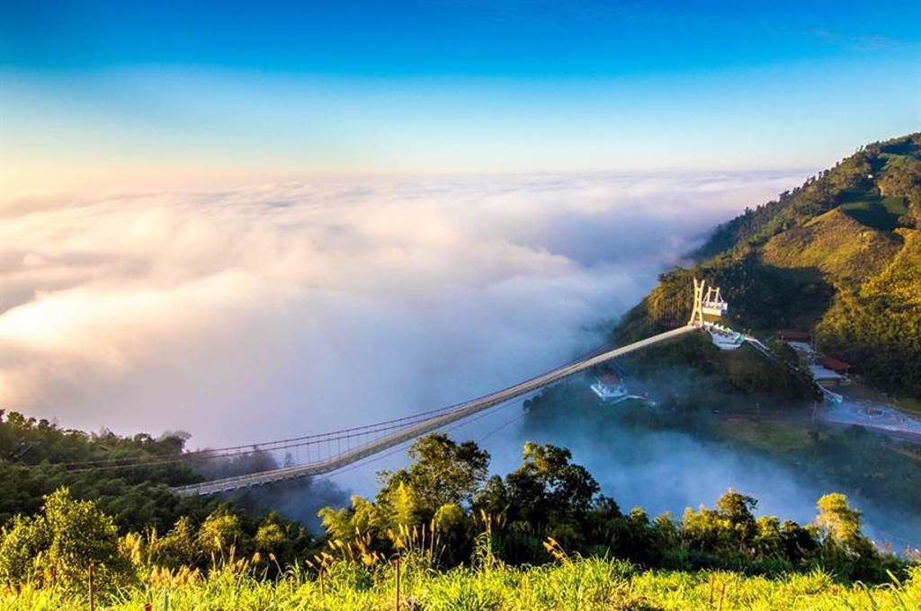 梅山太平雲梯號稱全台海拔最高、長度最長景觀吊橋，雲霧逼近時更是仙氣十足。（圖／品牌提供）
