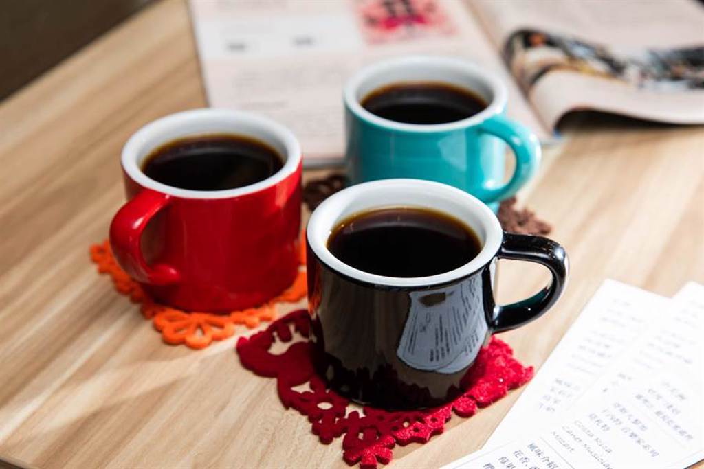 「咖啡三小福」為自創咖啡套餐，可以一次品味不同風味的咖啡豆。（石智中攝）