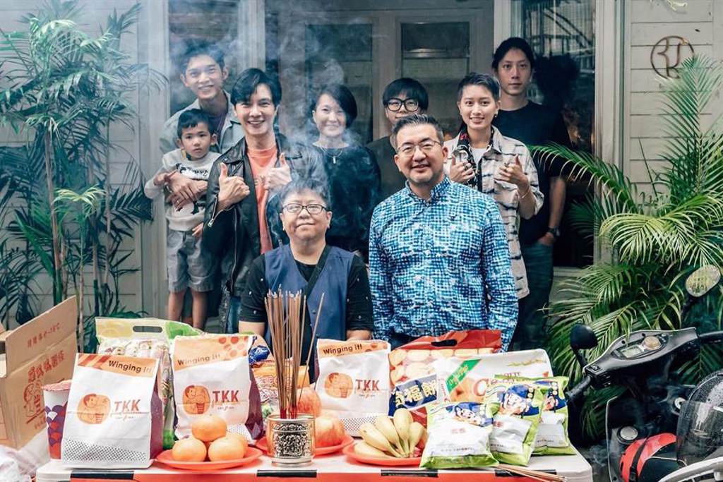 台灣第一部同志家庭網路劇《酷蓋爸爸》本周開鏡，主要演員到場祈福。（GagaOOLala提供）
