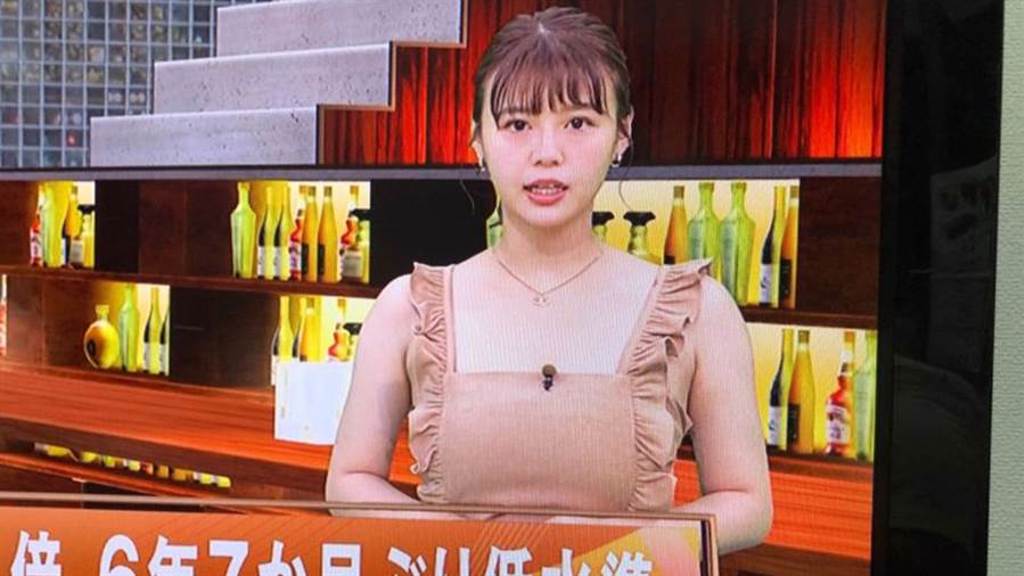井口綾子播著美股新聞，身上卻穿著像圍裙的衣服。（圖／推特@zarigani03）