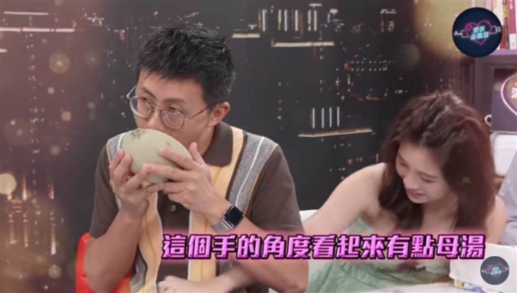 網紅呱吉、台北市議員邱威傑在節目上挑戰，用舌頭將哈密瓜去籽。（圖／摘自深夜保健室YouTube）