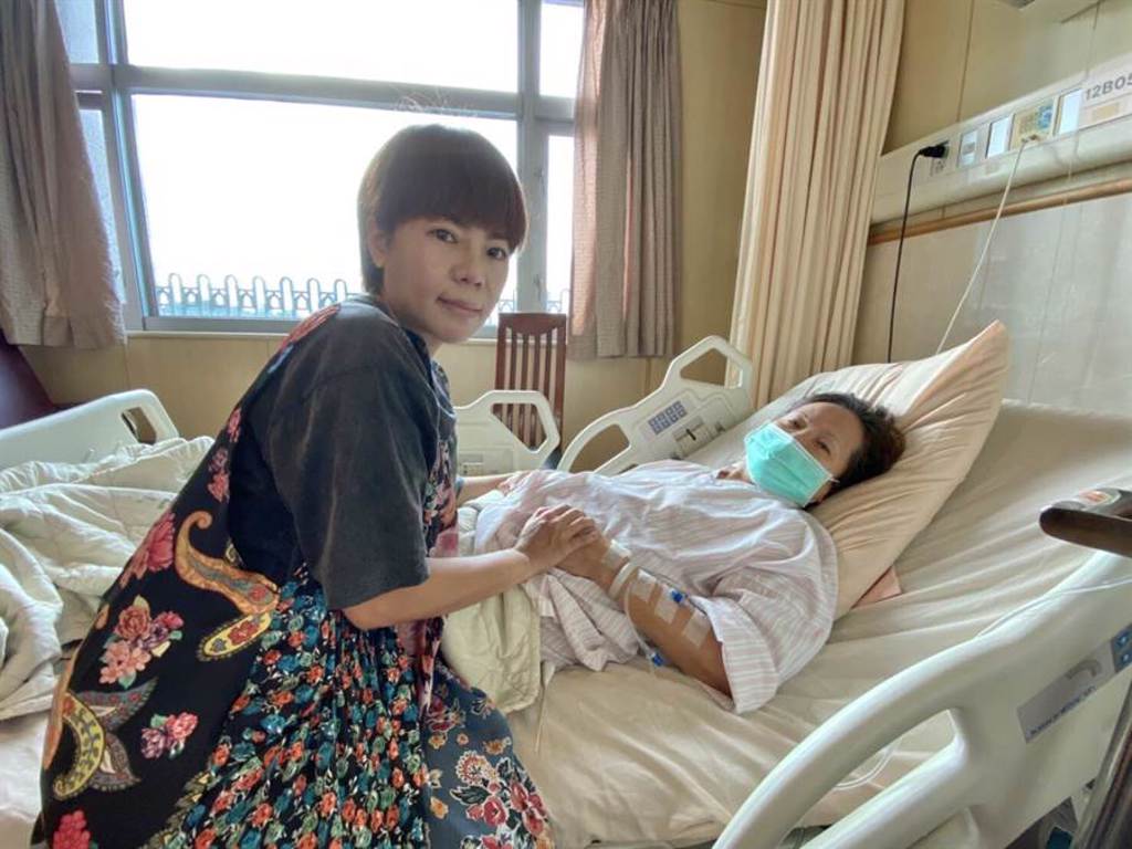 錦雯今仍在醫院照顧媽媽。（錦雯提供）