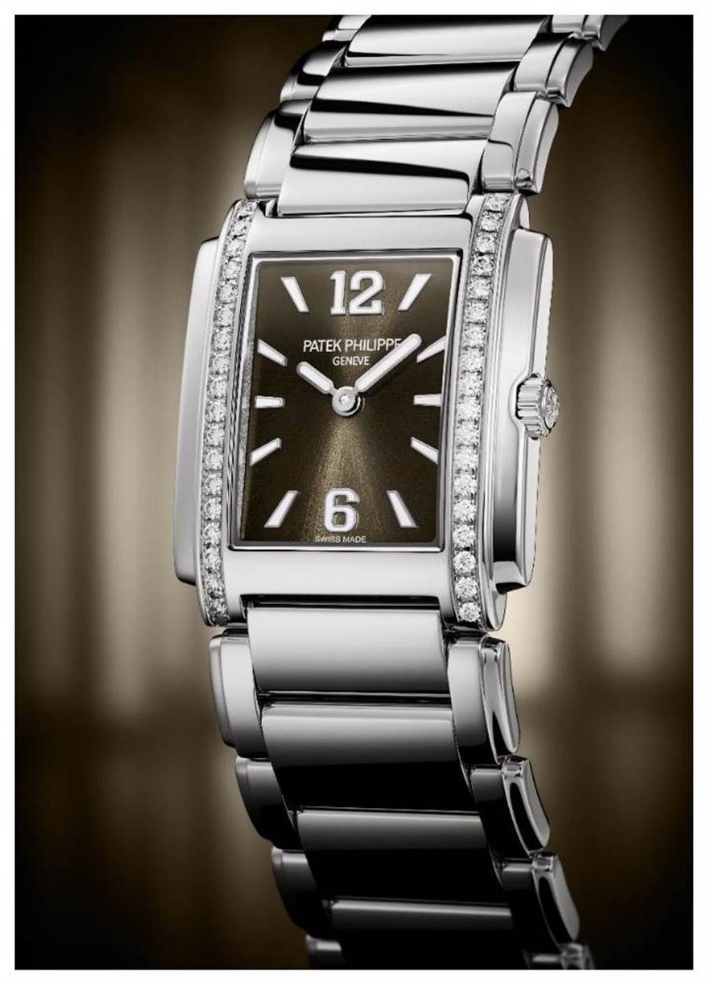 百達翡麗Twenty~4 4910/1200A-010灰色表盤腕表，以「Manchette」法式袖口為設計靈感，約42萬8000元。（Patek Philippe提供）