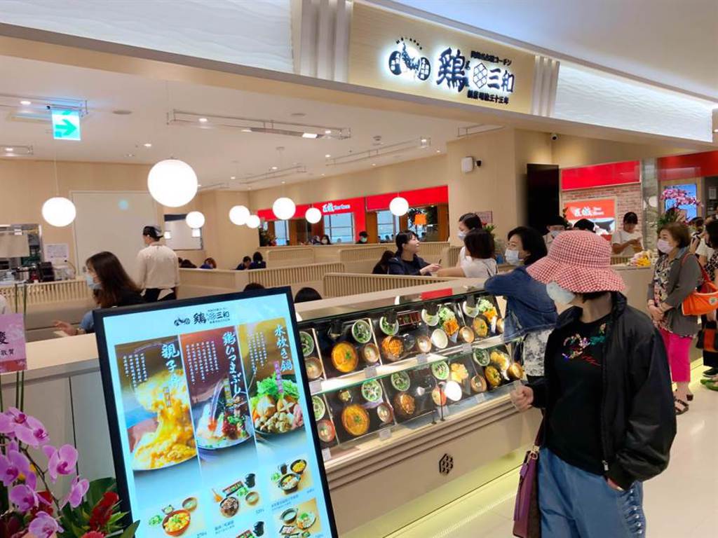 來自日本名古屋的百年親子丼雞三和，南部首家店開在漢神巨蛋。（柯宗緯攝）