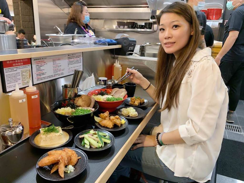 日本獨特吃法的東京油組総本店「油拌麵」，南部首家店開在漢神巨蛋。（漢神巨蛋提供／柯宗緯高雄傳真）