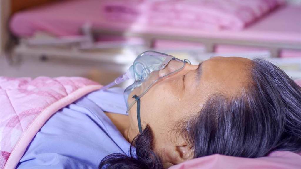 許傑輝飾演的一哥臥病在床流下一滴淚。（公視提供）