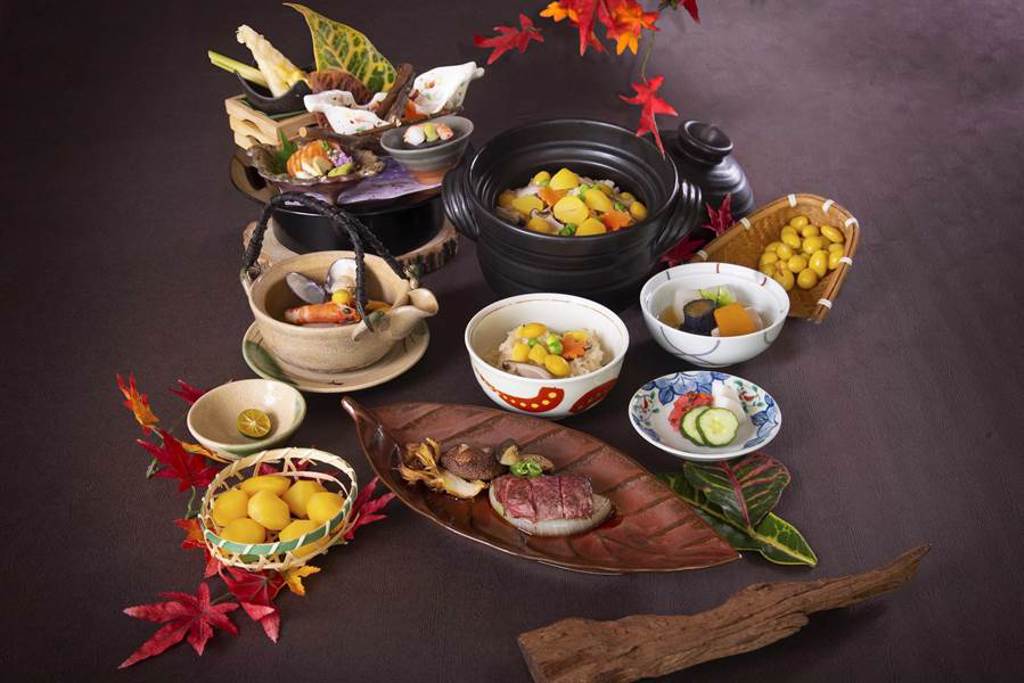 山里日本料理10月推出午間限定「紅葉御膳」，主打銀杏栗子秋菇炊飯與鰹魚昆布高湯的土瓶蒸。（大倉久和大飯店提供）