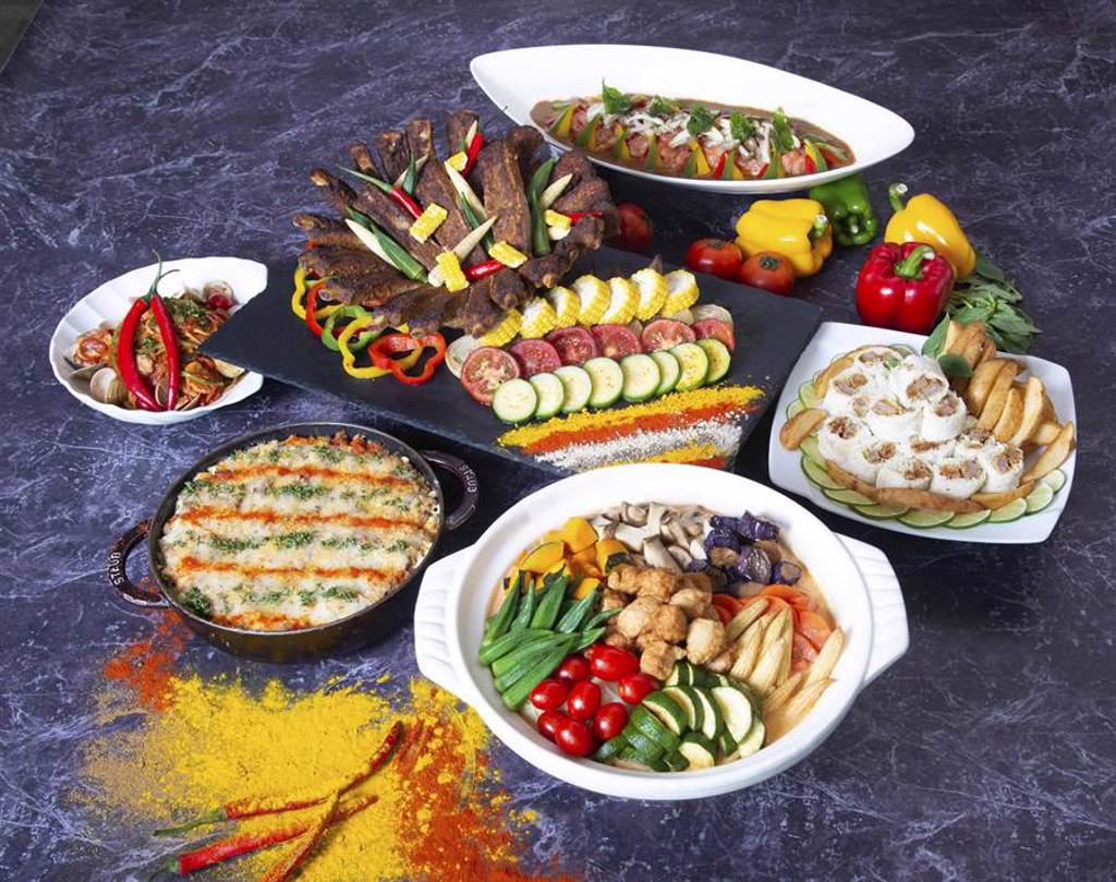 歐風館自助餐廳10月精選，多道異國菜色使用辛香料與風味醬料搭配新鮮食材。（大倉久和大飯店提供）