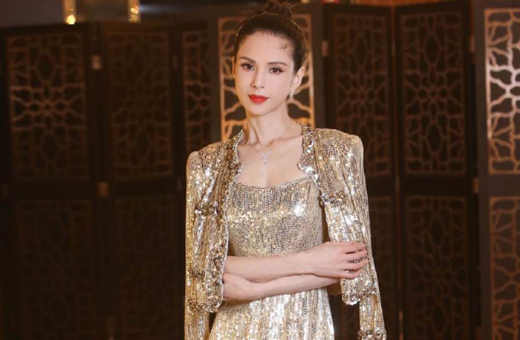 李若彤在微博曬出一系列奢華的禮服寫真，散發迷人的熟女風采。（圖／摘自微博@李若彤）